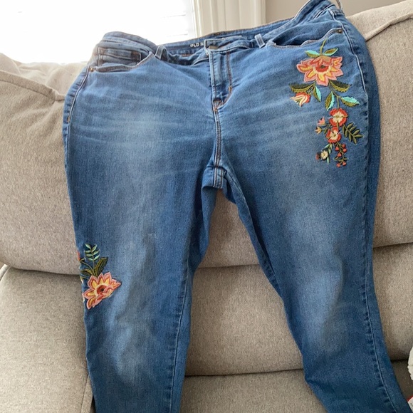 Old Navy Rockstar flower embroidered capris - Picture 2 of 6